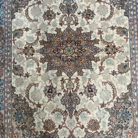 Elegant authentic  Persian Rugs - Picture 11 of 12